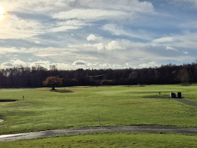 Korthålsbana (öppen) och Driving Range (stängd)